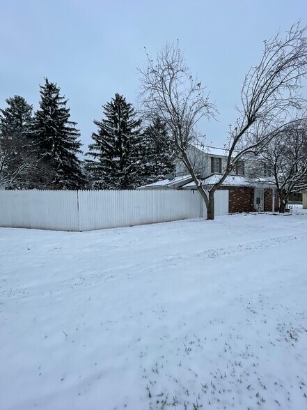 More Photos Of 5002 S Walnut St, South Bloomfield Storefront For Sale