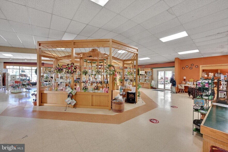 More Photos Of 501 W Washington Ave, Myerstown General Retail For Sale