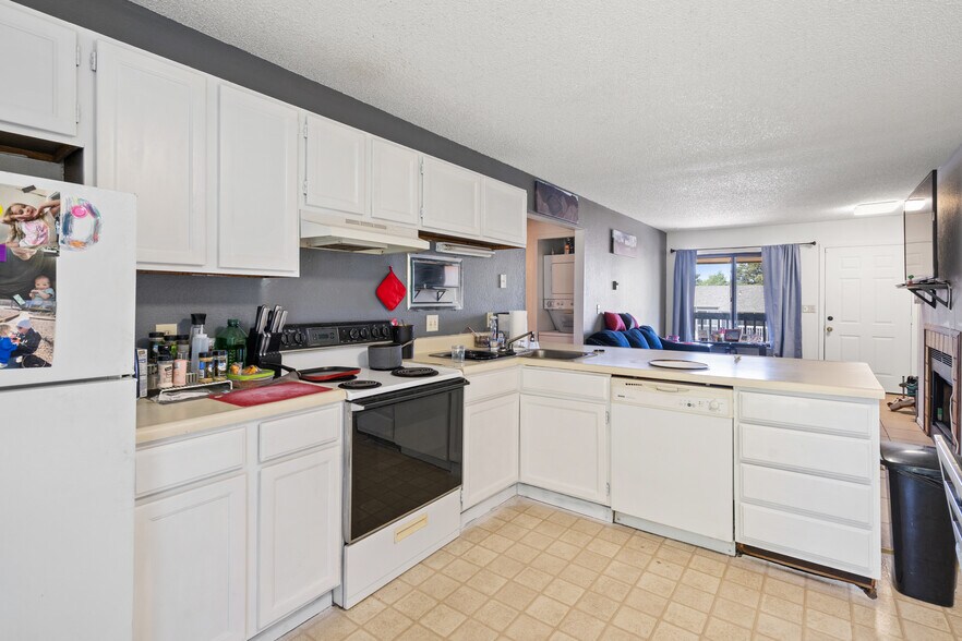 More Photos Of 935 Hathaway Dr, Colorado Springs Apartments For Sale