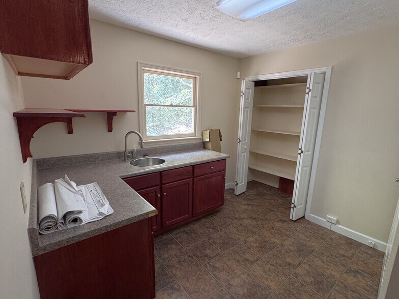 More Photos Of 471 S Main St, Cleveland Office For Sale