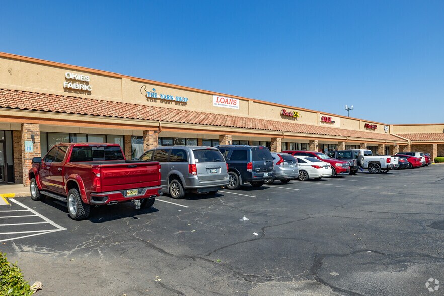 More Photos Of 1300-1401 Gateway Plz, Midwest City General Retail For Sale