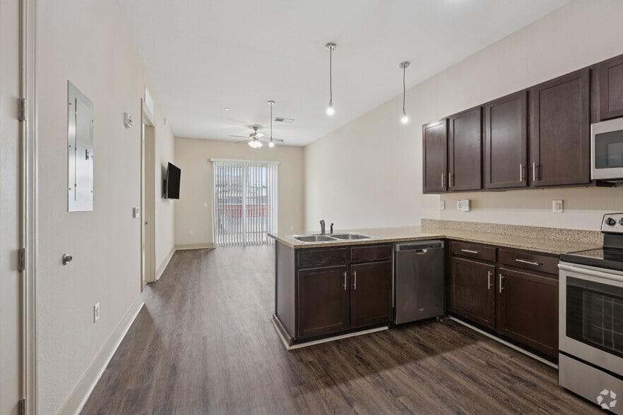 More Photos Of 79 Commerce St, Montgomery Apartments For Lease