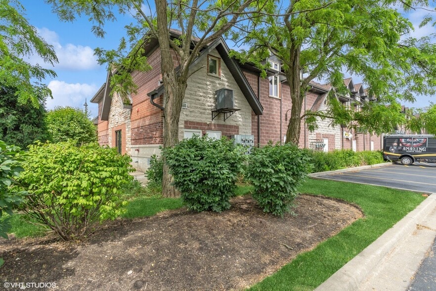 More Photos Of 550-660 W Boughton Rd, Bolingbrook Unknown For Lease