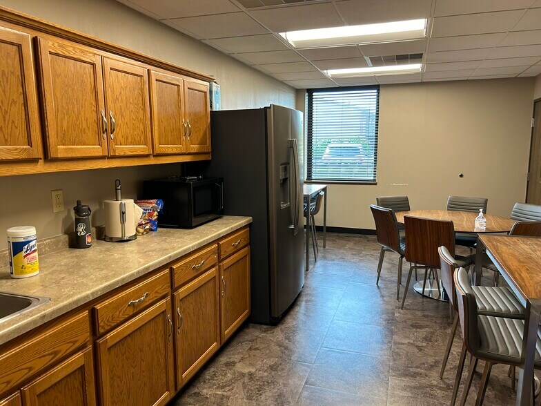 More Photos Of 302 S Bluemound Dr, Appleton Office For Sale