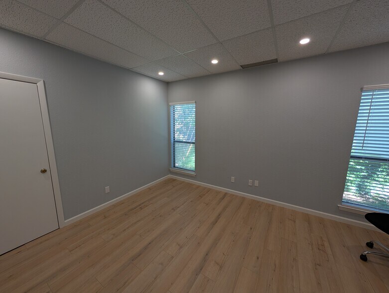 More Photos Of 5758 Balcones Dr, Austin Office For Lease