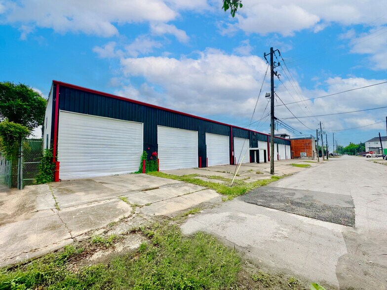 More Photos Of 517 N Bryan St, Houston Service For Sale