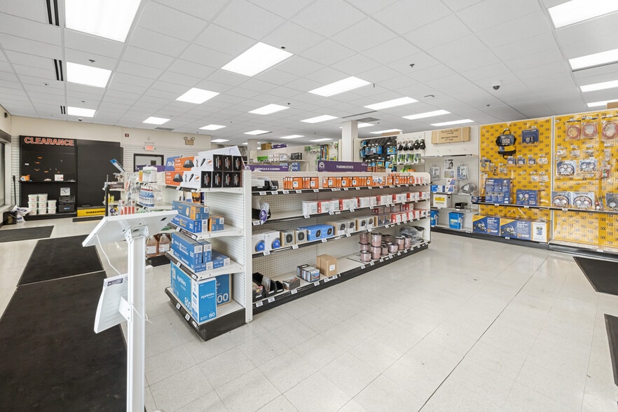 More Photos Of 1401 Erie Blvd, Syracuse Showroom For Sale