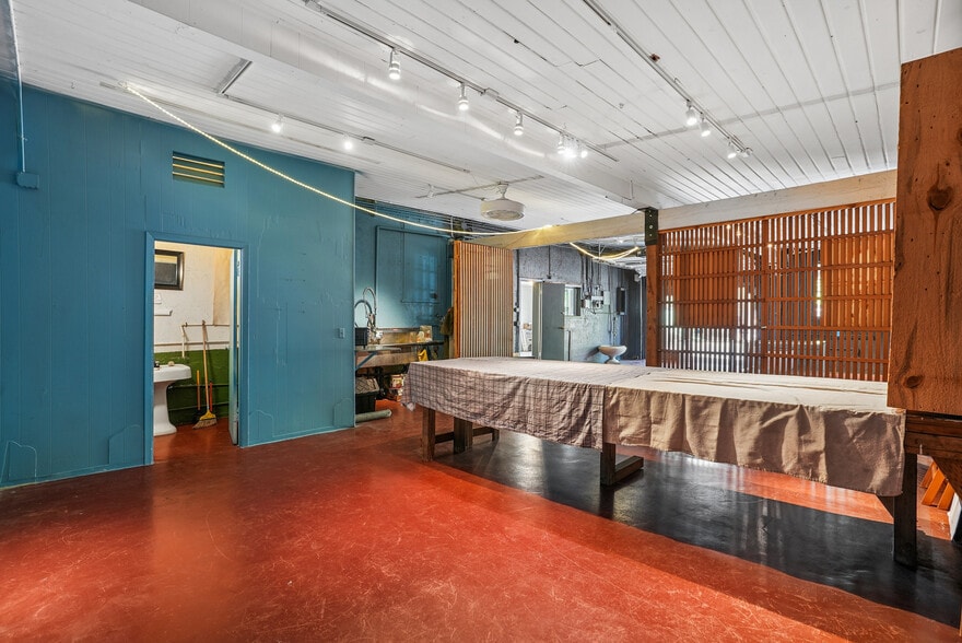More Photos Of 1114 SE Clay St, Portland Freestanding For Sale
