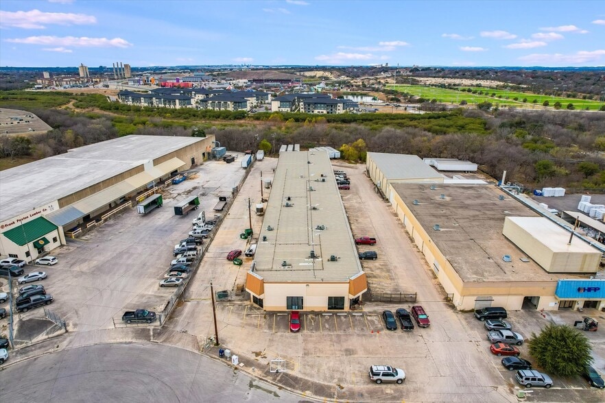 More Photos Of 11001-11027 Osgood Dr, San Antonio Service For Lease