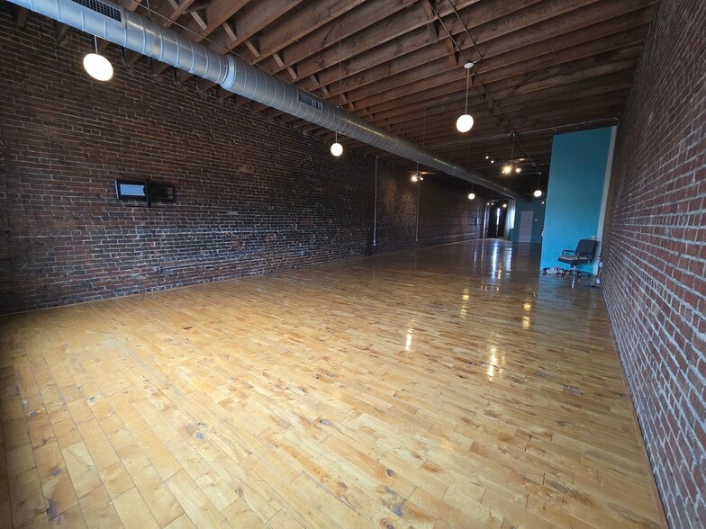 More Photos Of 116 S Steele St, Sanford Storefront Retail Residential For Lease