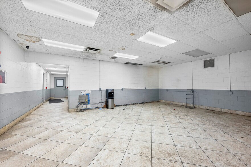 More Photos Of 2727 S Beech Daly Rd, Dearborn Heights Warehouse For Sale