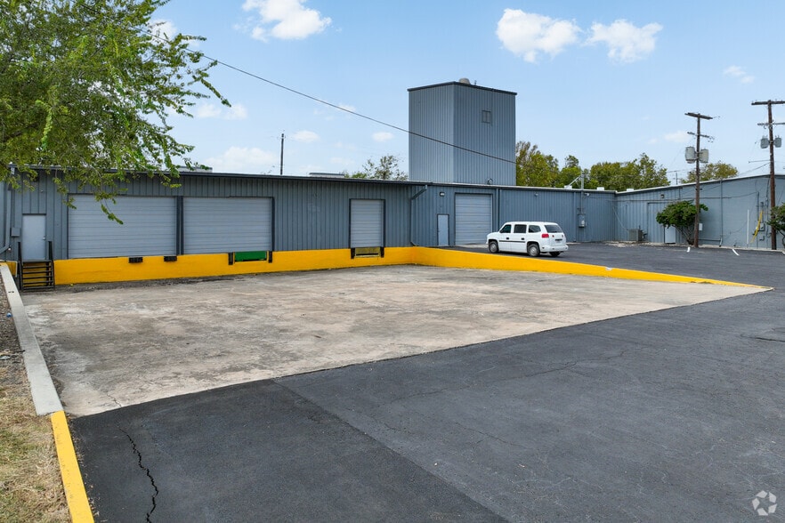 More Photos Of 1942 S Interstate 35, San Marcos Warehouse For Sale