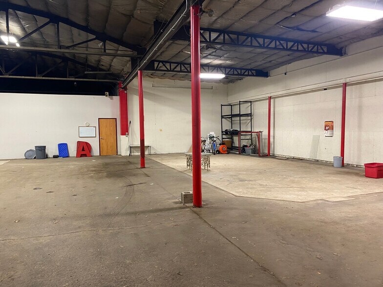 More Photos Of 2704 Jedderds Ave, Fort Wayne Warehouse For Sale
