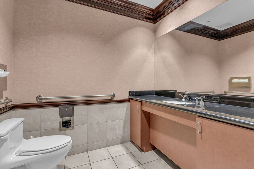 More Photos Of 5800 W Northwest Hwy, Dallas Office For Sale