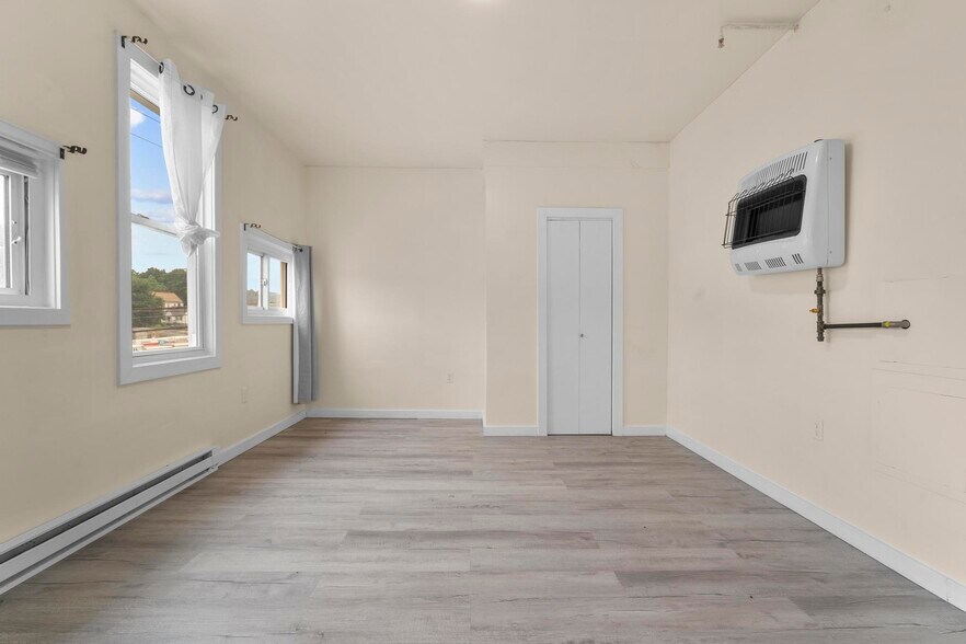 More Photos Of 170 Meriden Rd, Waterbury Storefront Retail Residential For Sale