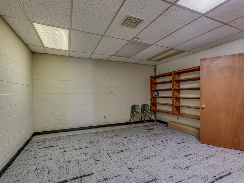 More Photos Of 111 N 4th St, Seminole Office For Sale