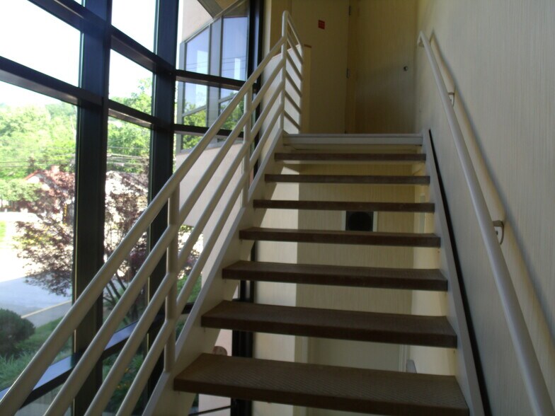 More Photos Of 411 Holmes St, Frankfort Light Distribution For Sale