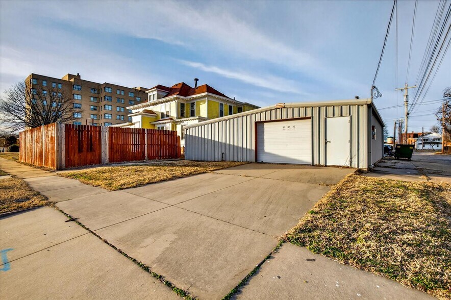 More Photos Of 822 S Johnstone Ave, Bartlesville Freestanding For Sale