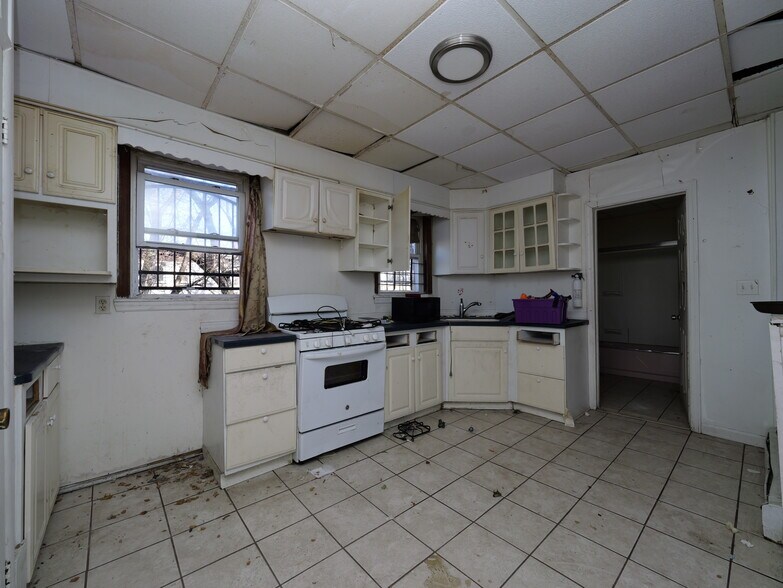 More Photos Of 170 Chambers St, Newburgh Apartments For Sale
