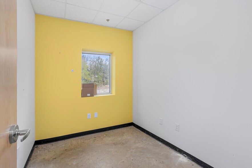 More Photos Of 2702 Fort Worth Hwy, Hudson Oaks Warehouse For Sale