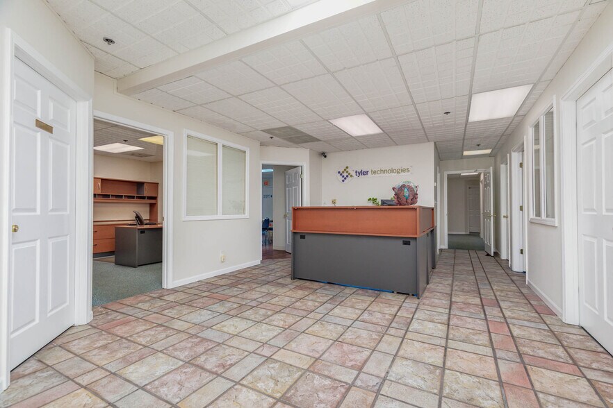 More Photos Of 116 Cliff Cave Rd, Saint Louis Office For Lease