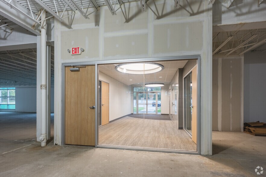 More Photos Of 173 Industry Dr, Pittsburgh Showroom For Lease