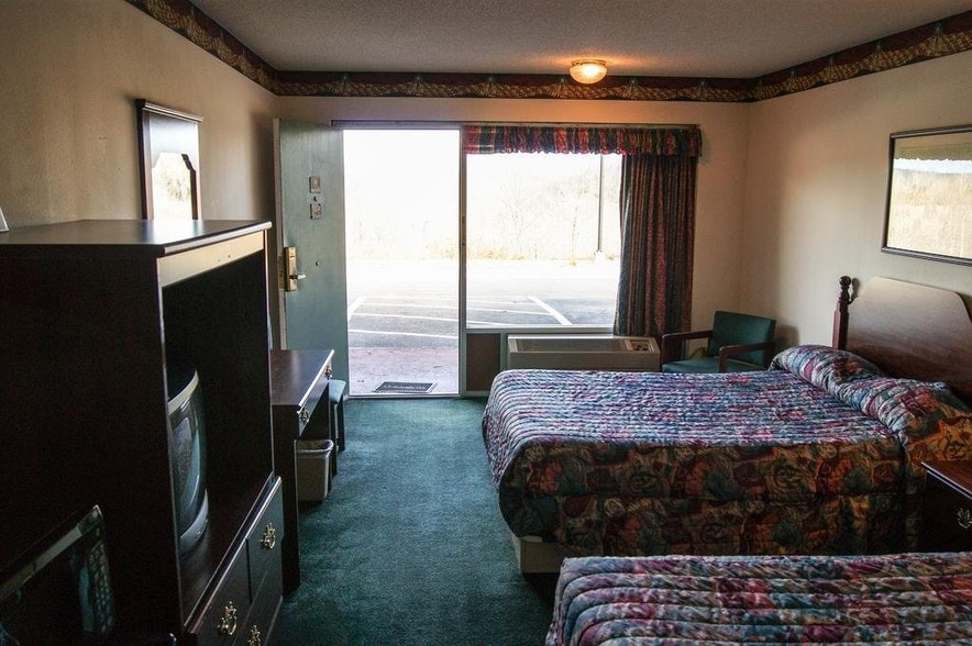 More Photos Of 1798 S Wilderness Rd, Mount Vernon Hotel For Sale