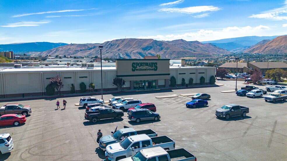 More Photos Of 611 Valley Mall Pky, East Wenatchee General Retail For Sale