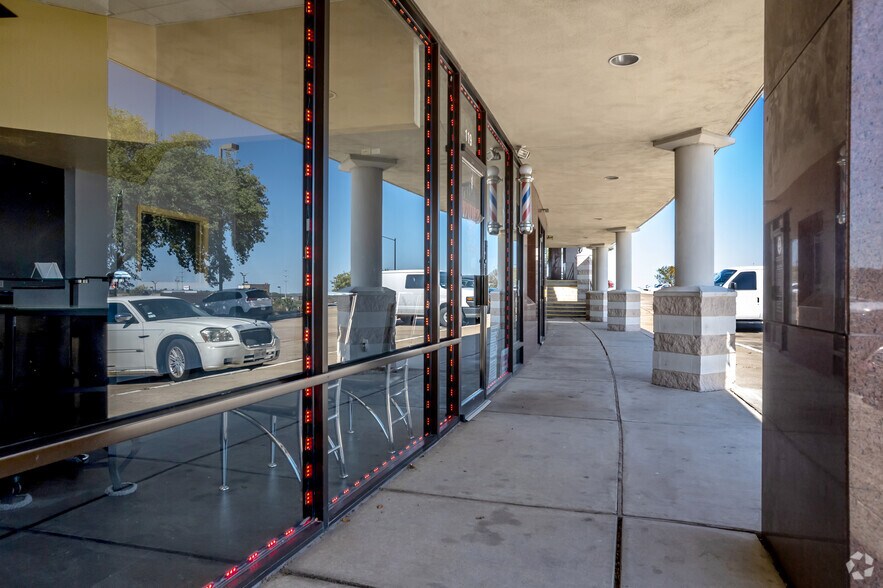 More Photos Of 1100 Bridgewood Dr, Fort Worth General Retail For Lease