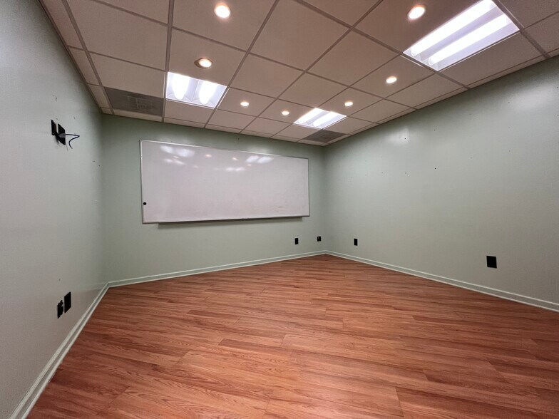 More Photos Of 299 Ridgedale Ave, East Hanover Warehouse For Lease