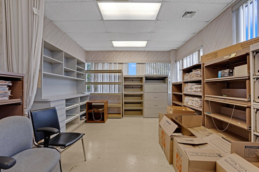 More Photos Of 1656 Oak Tree Rd, Edison Medical For Lease