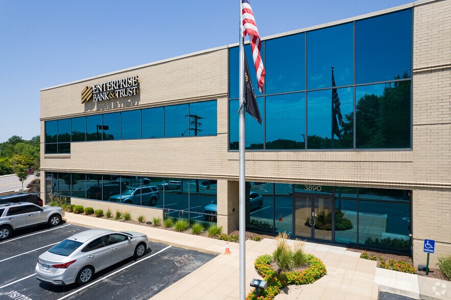 More Photos Of 3890 S Lindbergh Blvd, Sunset Hills Office For Lease