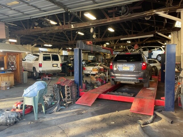 More Photos Of 15 New Cedar, Hamilton Auto Repair For Sale