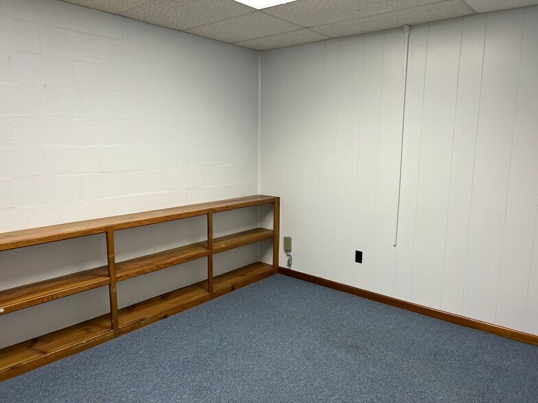 More Photos Of 401 Peacock Street, Cochran Office For Sale