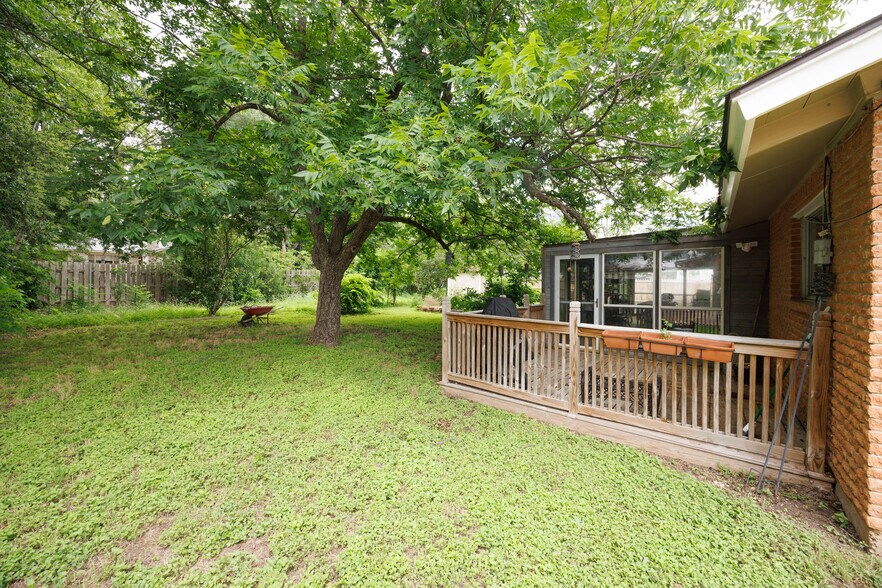 More Photos Of 606 E Liberty Ave, Round Rock Office For Sale