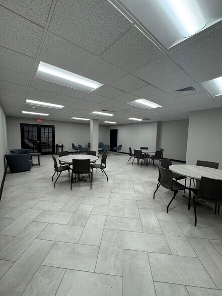 More Photos Of 188 Industrial Dr, Elmhurst Office For Lease