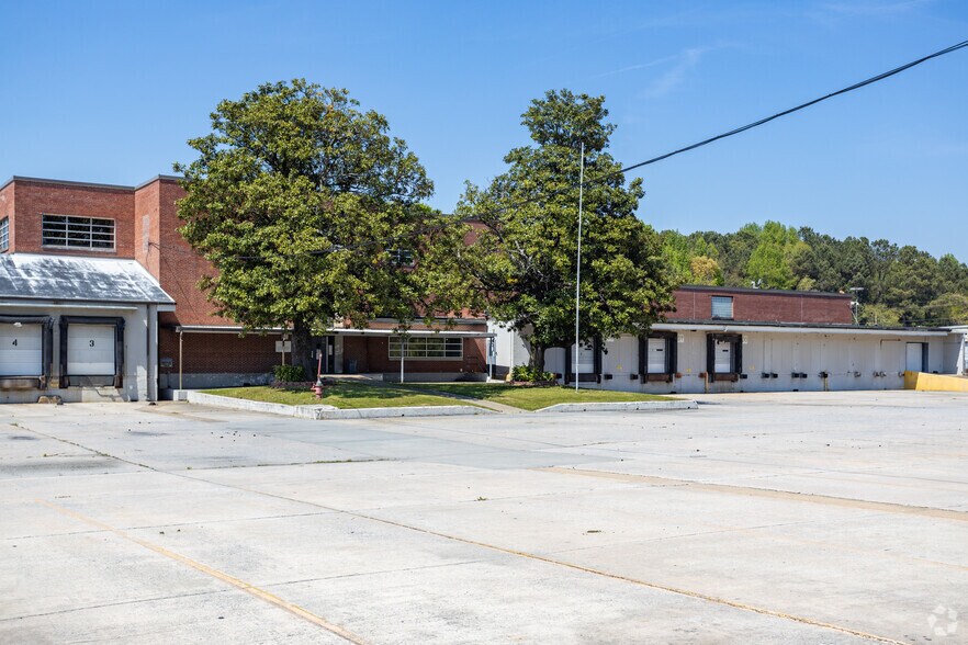 More Photos Of 1239 Oakleigh Dr, East Point Warehouse For Lease