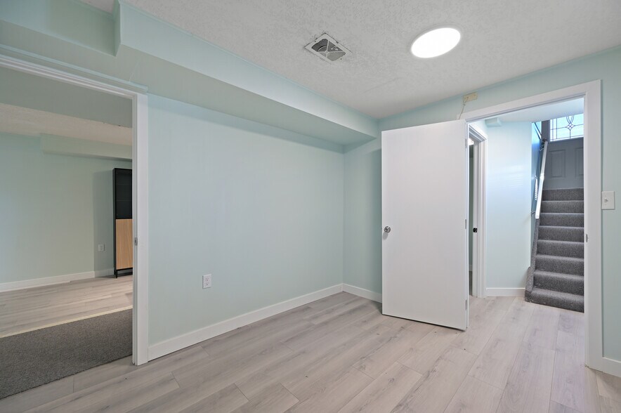 More Photos Of 132 17 Avenue NW, Calgary Office For Sale