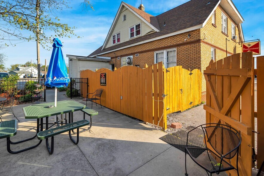 More Photos Of 108 S Old US Route 66, Hamel Restaurant For Sale