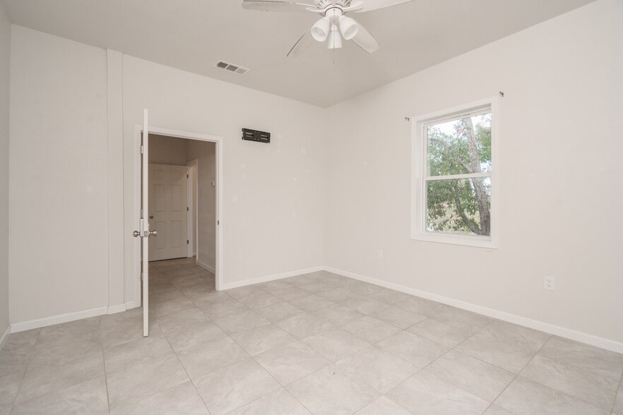 More Photos Of 1919 Drummond Ave, Panama City Distribution For Lease