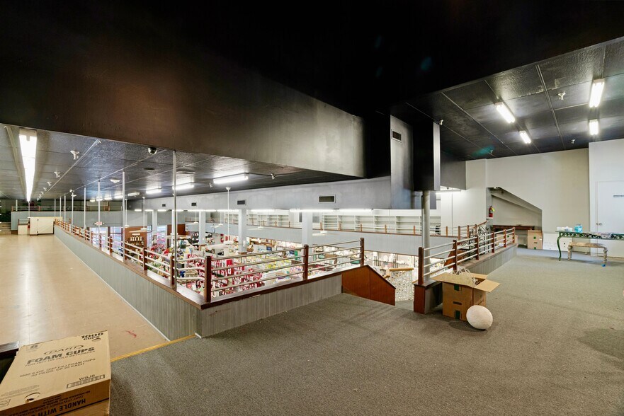 More Photos Of 20 North Plz, Paris General Retail For Sale