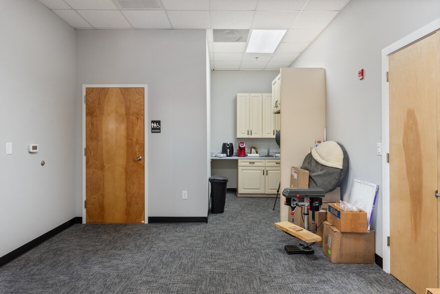 More Photos Of 129 Oakpark Dr, Mooresville Light Manufacturing For Lease