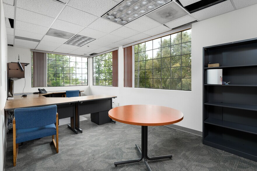 More Photos Of 1327 Del Norte Rd, Camarillo Medical For Lease