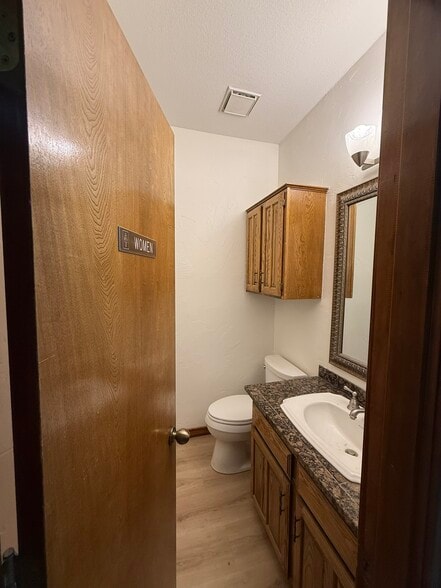 More Photos Of 304 Harwood Rd, Bedford Medical For Lease