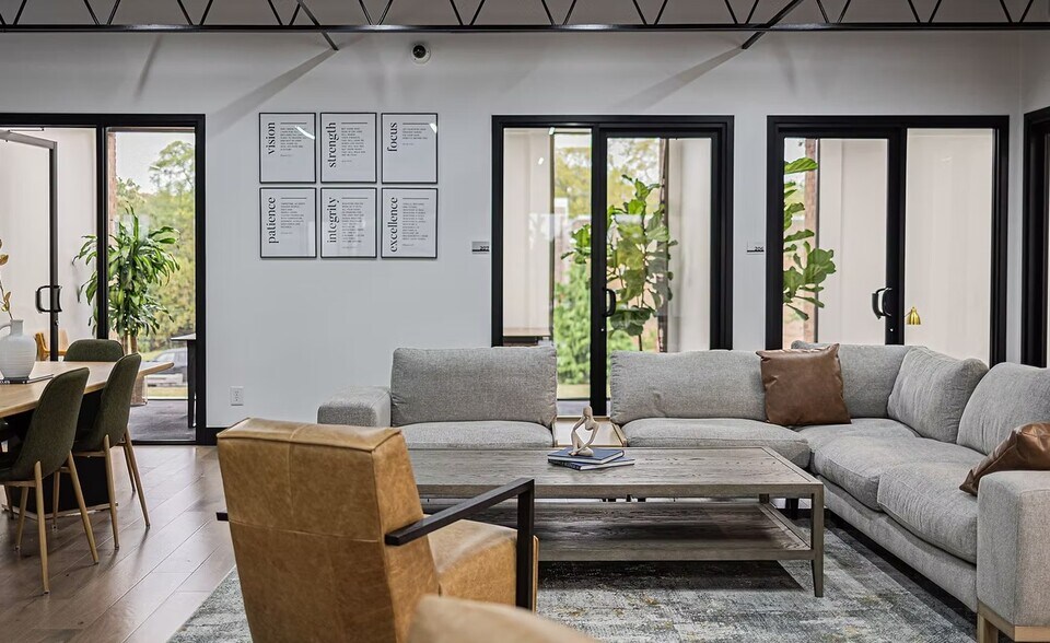 More Photos Of 220 W Bridge St, Dublin Office For Lease