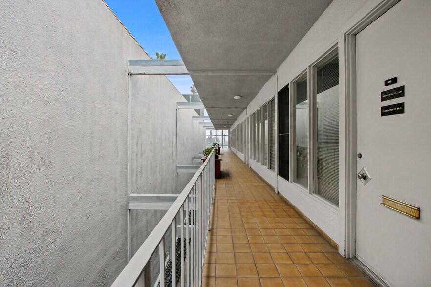 More Photos Of 3017 Santa Monica Blvd, Santa Monica Office For Sale