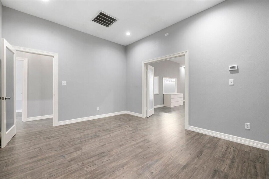 More Photos Of 12832 Willow Centre Dr, Houston Office Residential For Sale