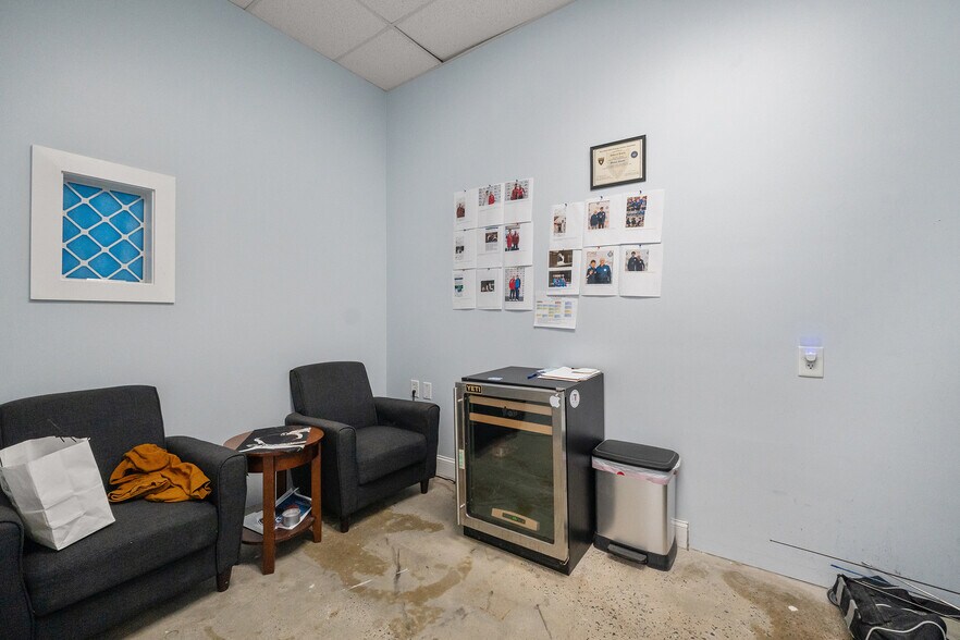 More Photos Of 2613-2617 Executive Point Dr, Monroe Showroom For Lease