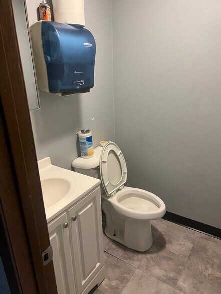 More Photos Of 1371-1375 Wilhelm Rd, Mundelein Distribution For Lease