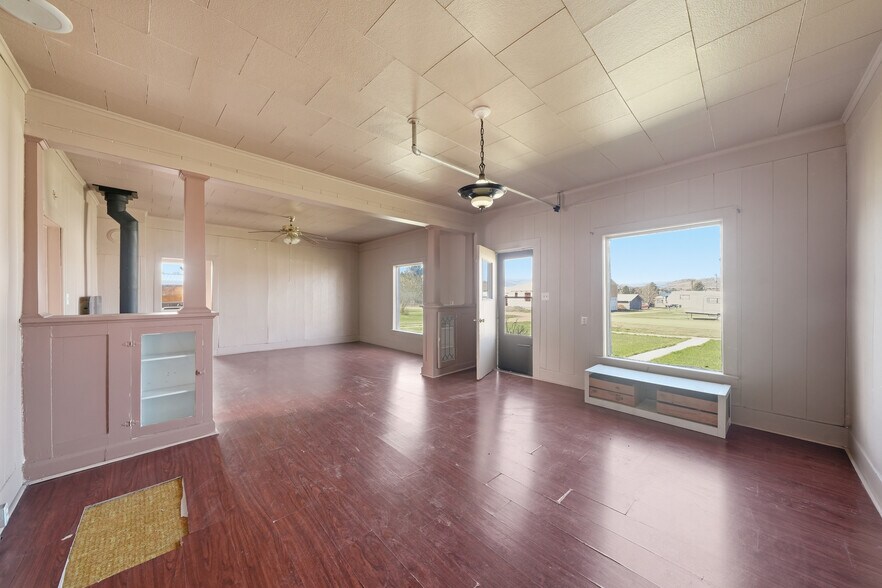 More Photos Of 210 Miles Ave, Clyde Park Specialty For Sale